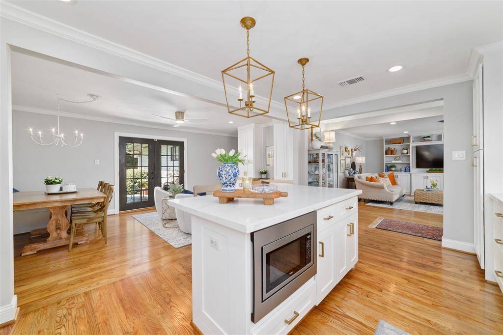 This kitchen goes beyond basic with tons of drawer space, gold hardware, and soft-close everything. No more clutter, just clean, organized living made simple.