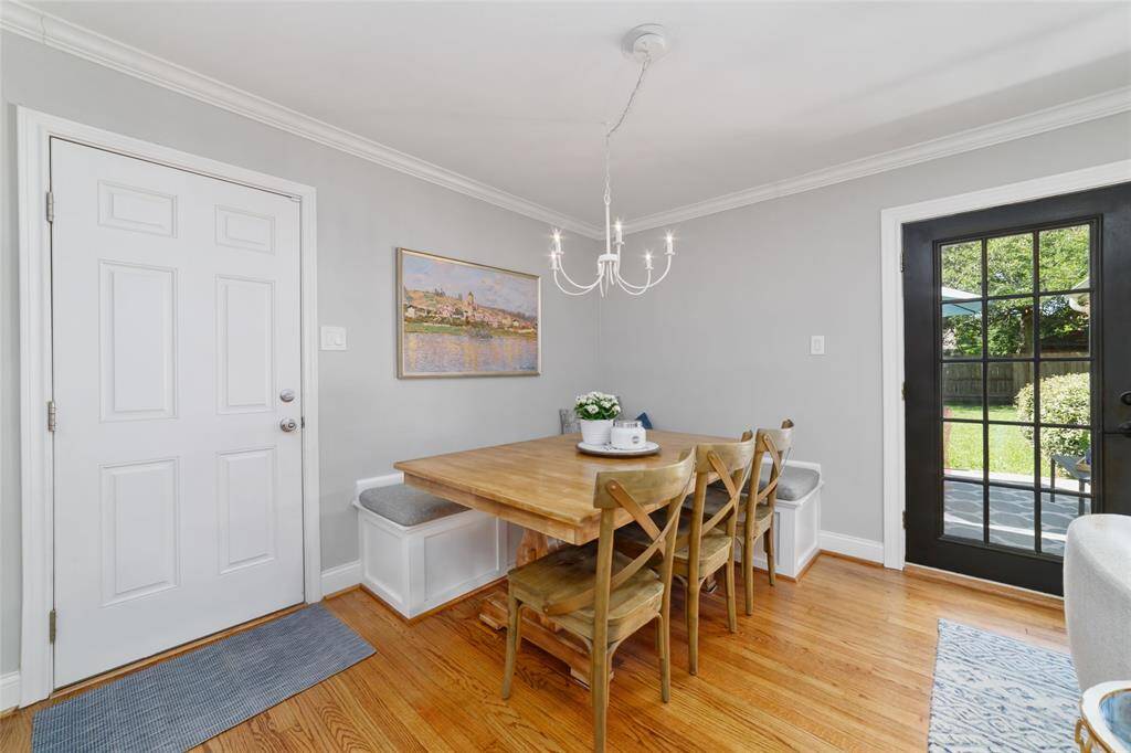 This built-in dining nook is the definition of cozy cool. Perfect for brunch, work-from-home mornings, or a game night with friends, all with backyard views just steps away.