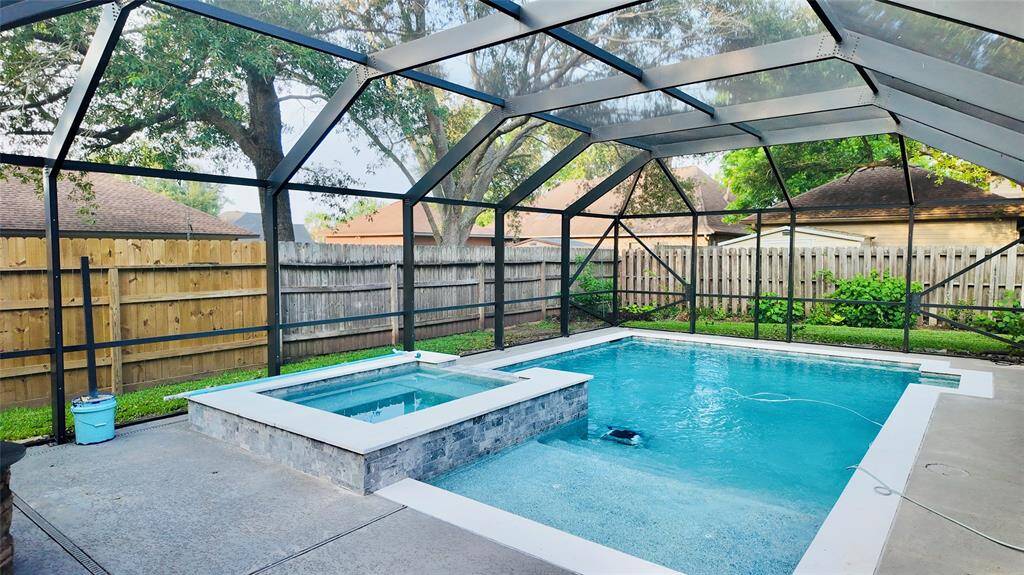 Screened in heated pool and hot tub spa (2019)