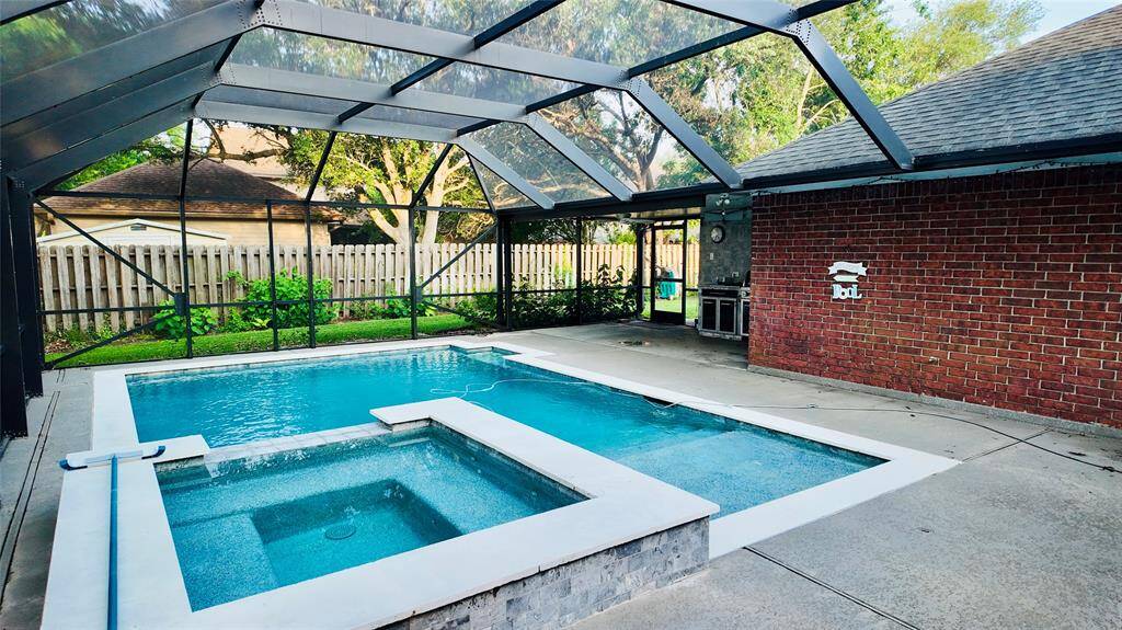 Screened in heated pool and hot tub spa(2019)