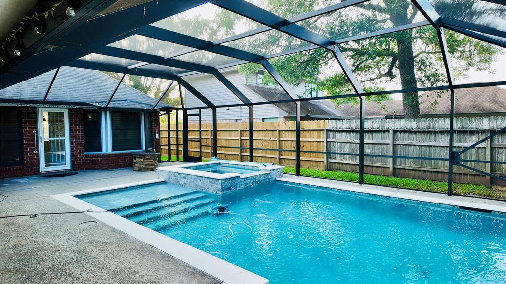Screened in heated pool and hot tub spa(2019)