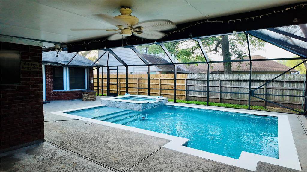 Screened in heated pool and hot tub spa(2019)