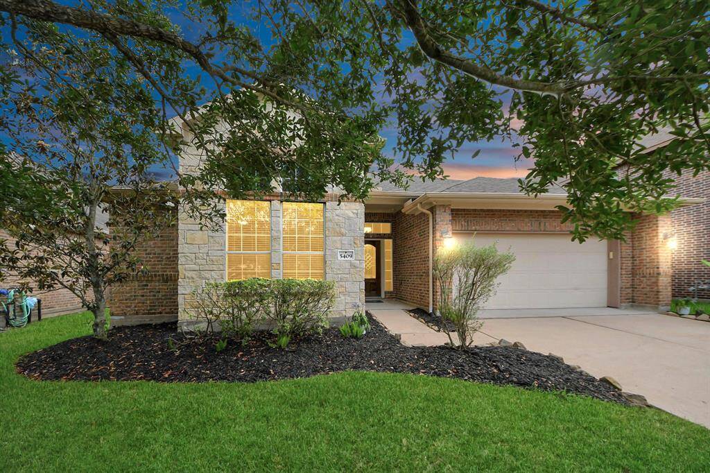 This beautiful home is on a cul-de-sac street with mature oaks and has a beautiful pool and spa. And since it’s available for a quick move-in, you can start enjoying your new place (and pool) sooner than you might think!