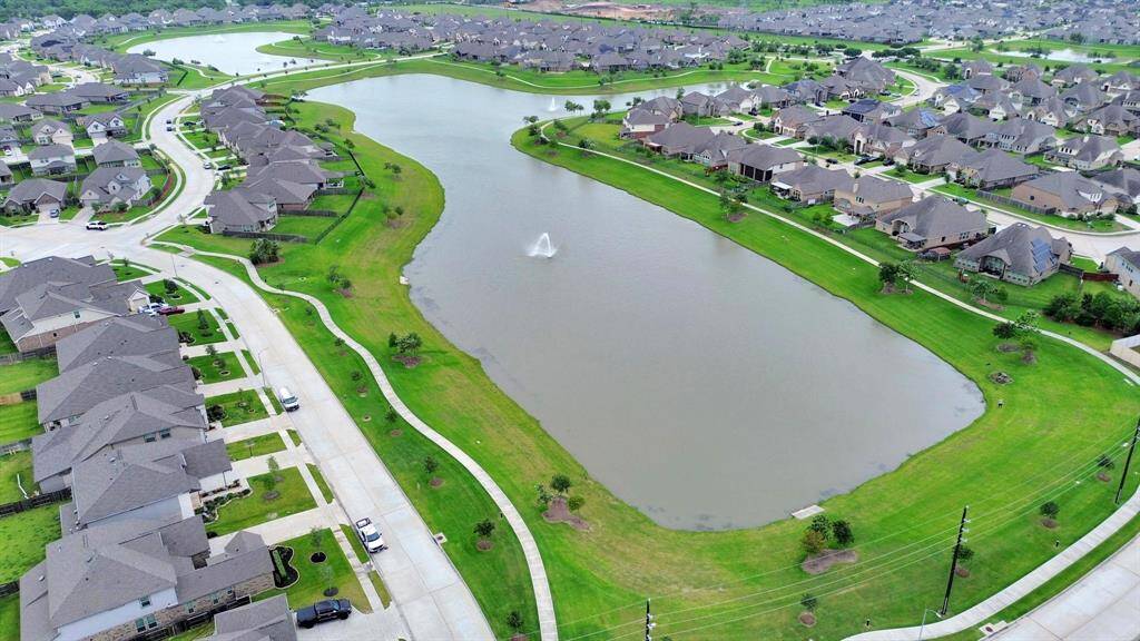 This home is very close to the new Manvel Town Center where there's a HEB, restaurants, and so much more!