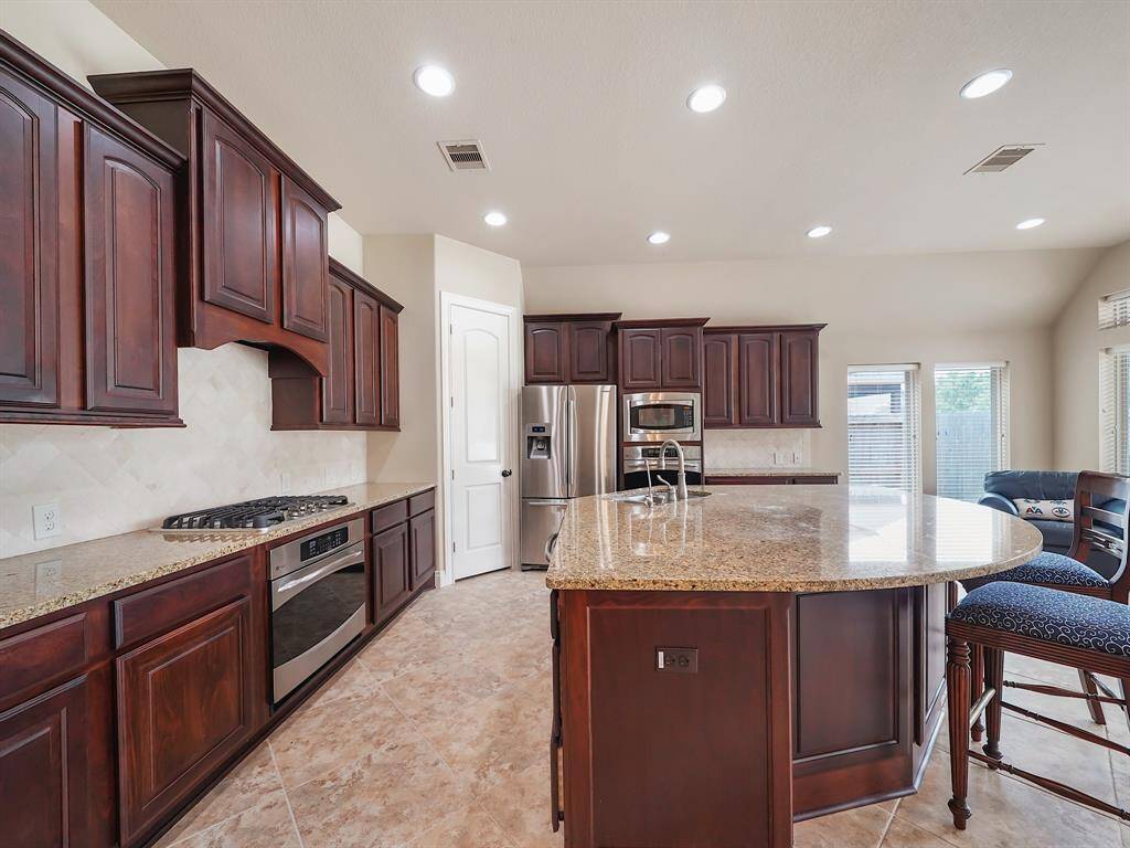 Kitchen boasts ample cabinet and counterspace!