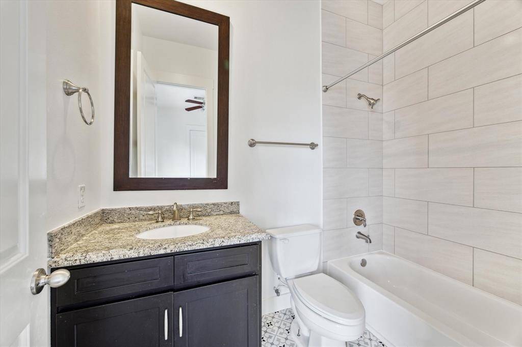 Secondary bedroom en-suite bath