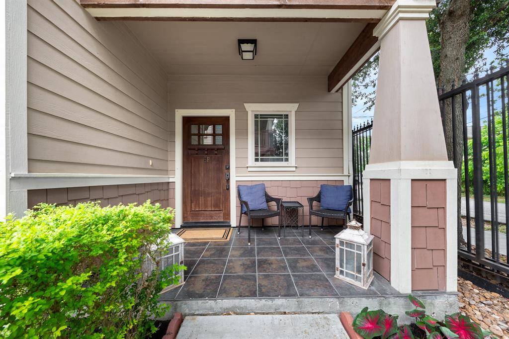 Curb appeal in Cottage Grove!