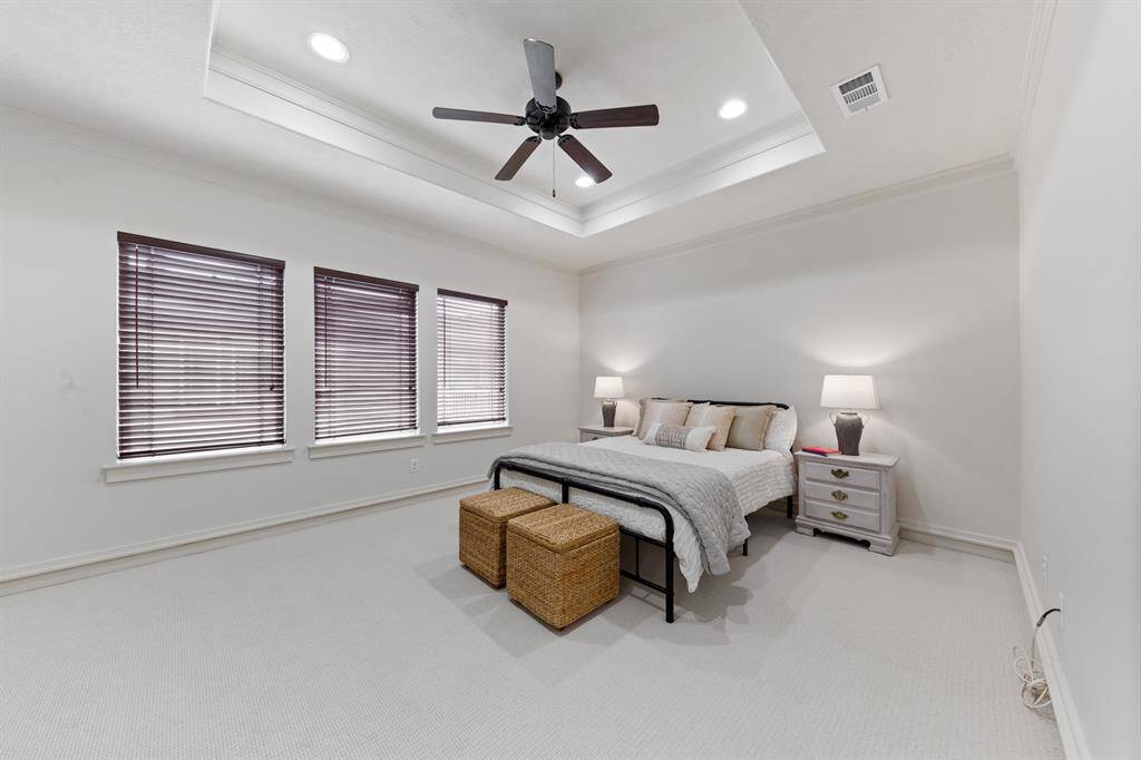Large primary with high ceilings.