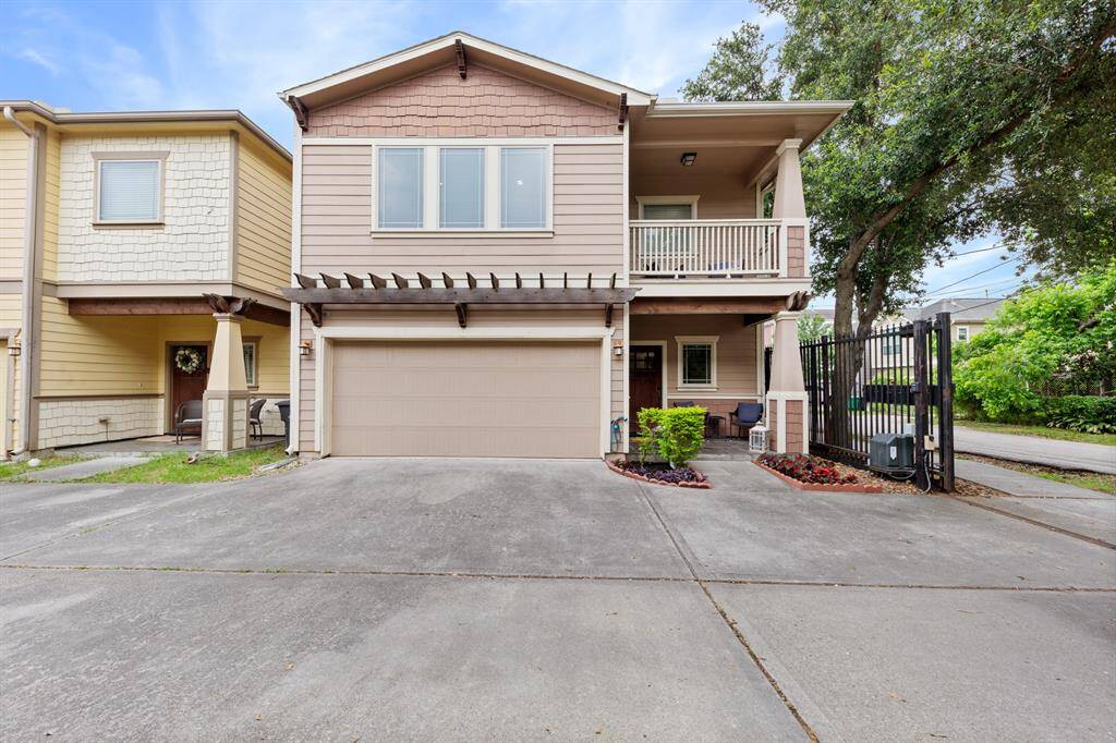 Plenty of driveway space to get in/out of garage.