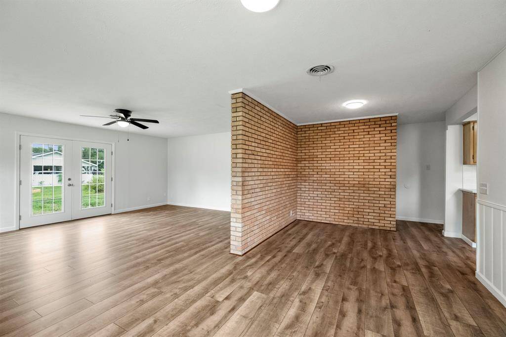 Breakfast/dining area