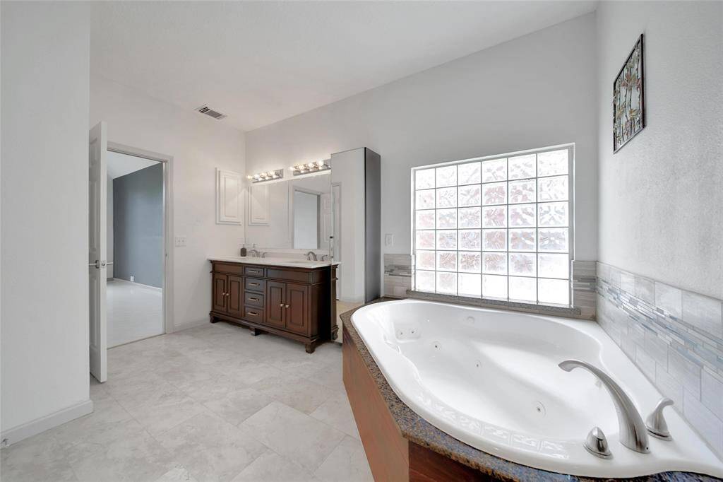 The primary ensuite bath offers a relaxing haven to start your day off on the right foot and to help you unwind in the evening.