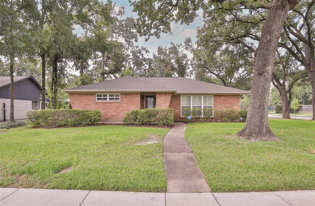 Welcome home to 6235 Queenswood located in the heart of Timbergrove Manor Subdivision!
