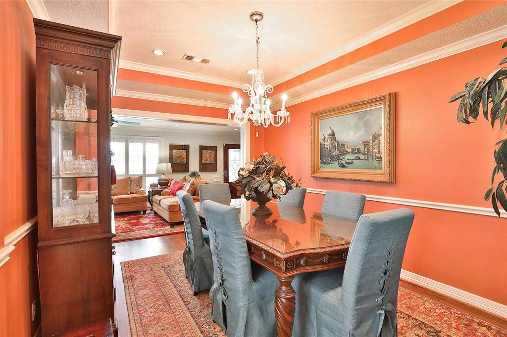 Dining room flows into living area making entertaing fun!