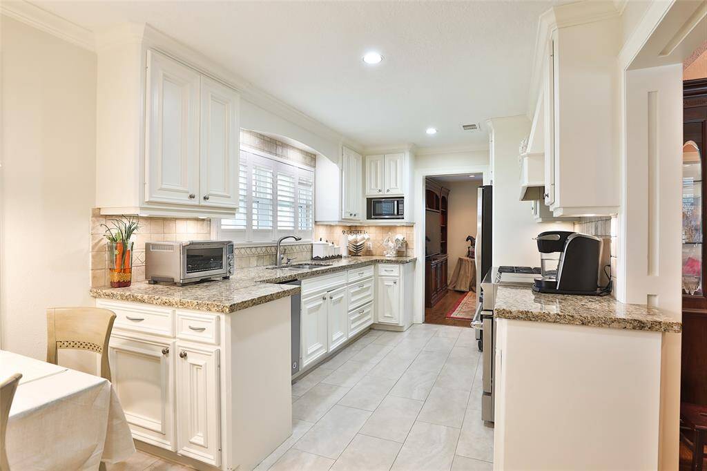 Cooks delight kitchen with all the appliances you need!