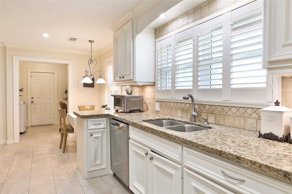 Stainless undermount sink and dishwasher.  Again the 2" wood blinds!