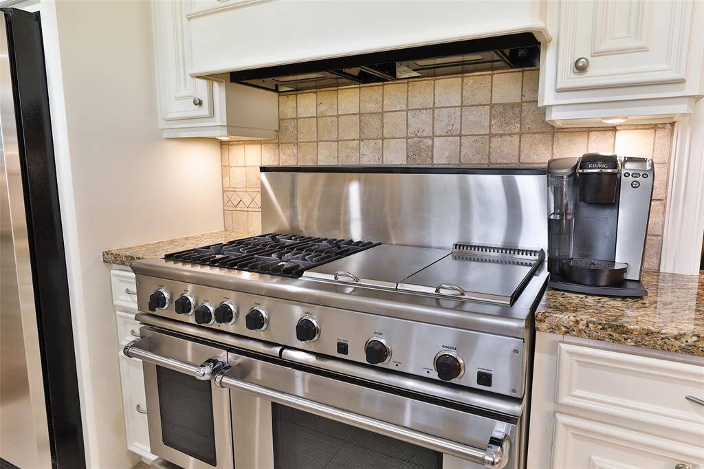 Who would not want to cook a meal on this 48" commercial/residential grade double oven!