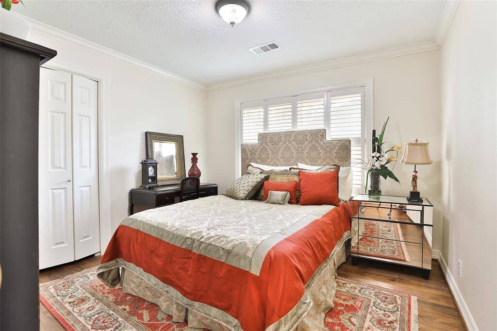 This middle bedroom is the smallest of the three bedrooms.  There is still a nice size closet and room for your bed with night stands!