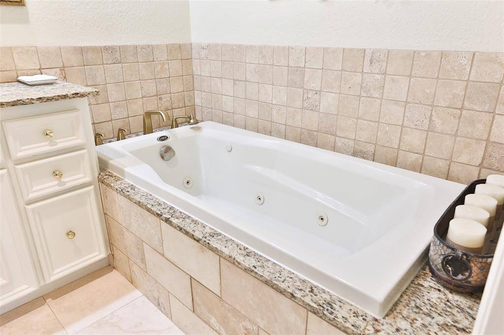 Why not pamper yourself while relaxing in this jetted tub!?!