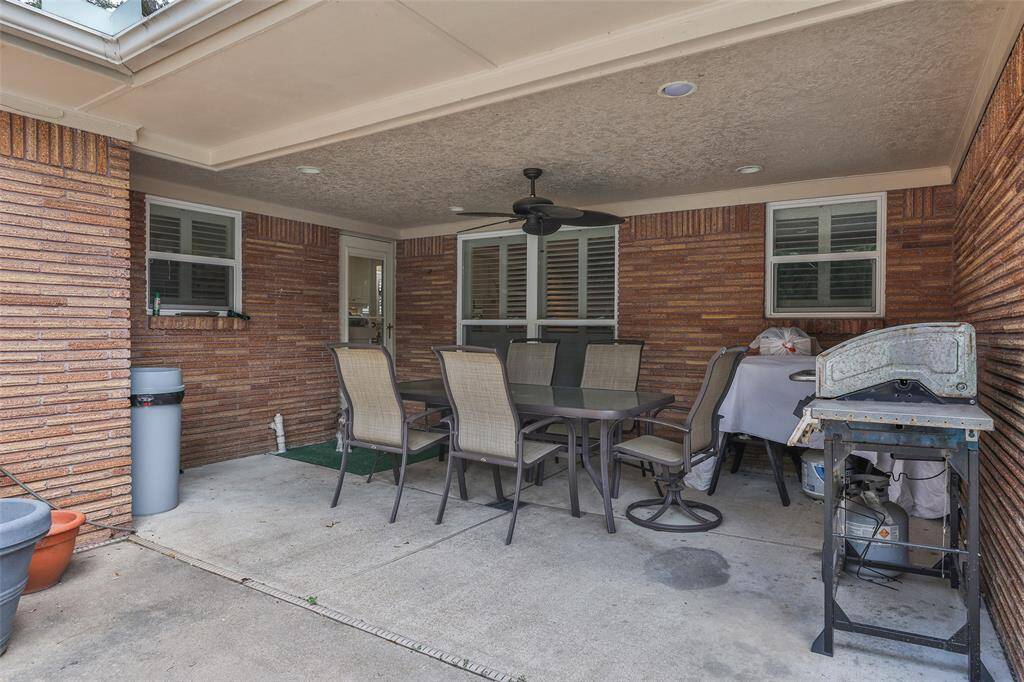 Covered back patio makes for outside entertaining a breeze!