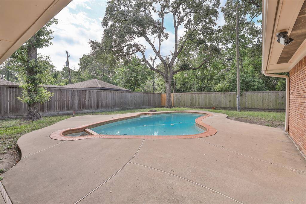 This inviting pool is ready for all your summer activities!