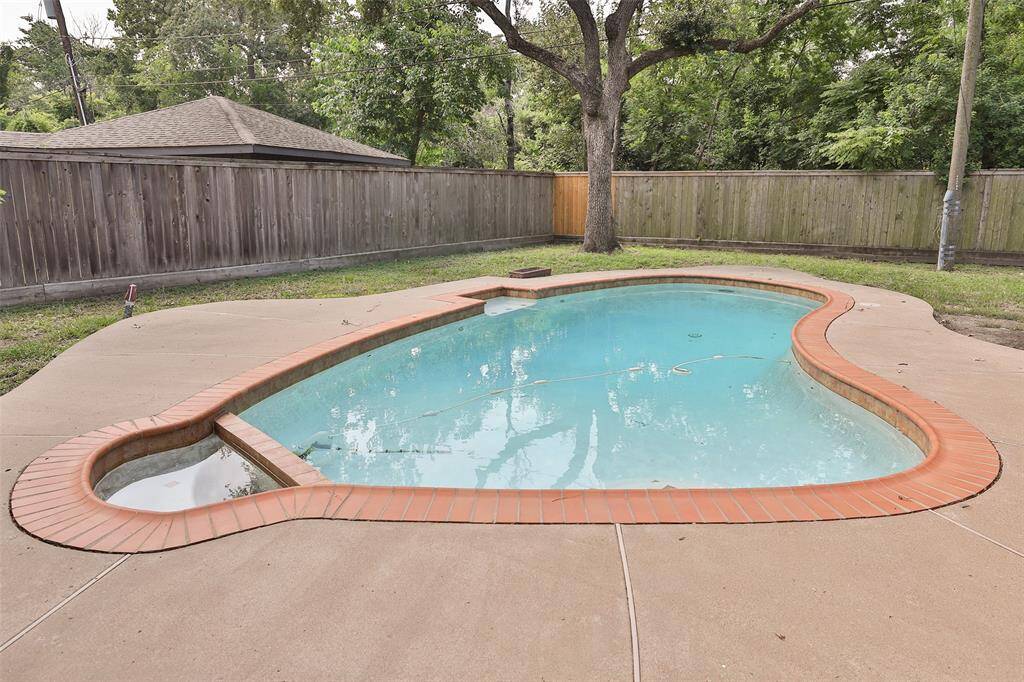 Beautiful pool which is 10' deep at the deep end!