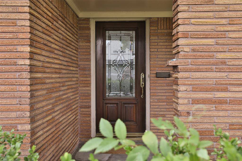 Don't you just love the leaded front door!?