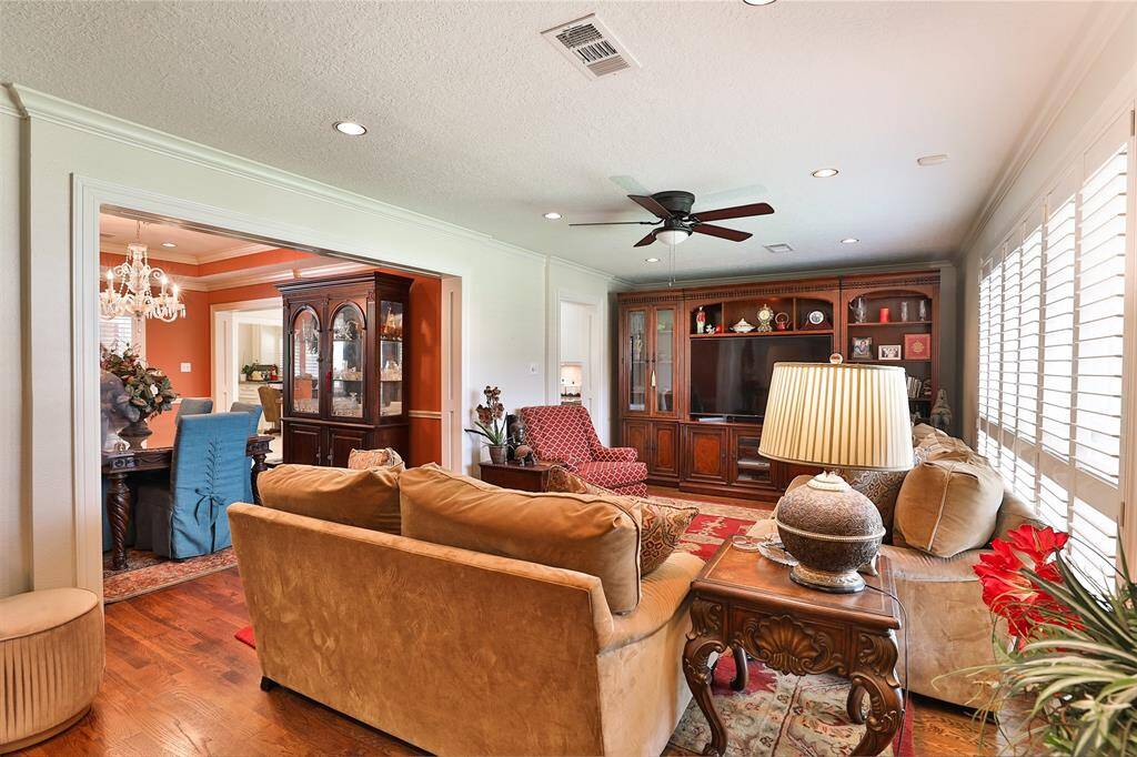 You will love entertaining with easy flow from livng room to dining room to kitchen!