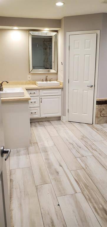 Double sinks in primary bathroom