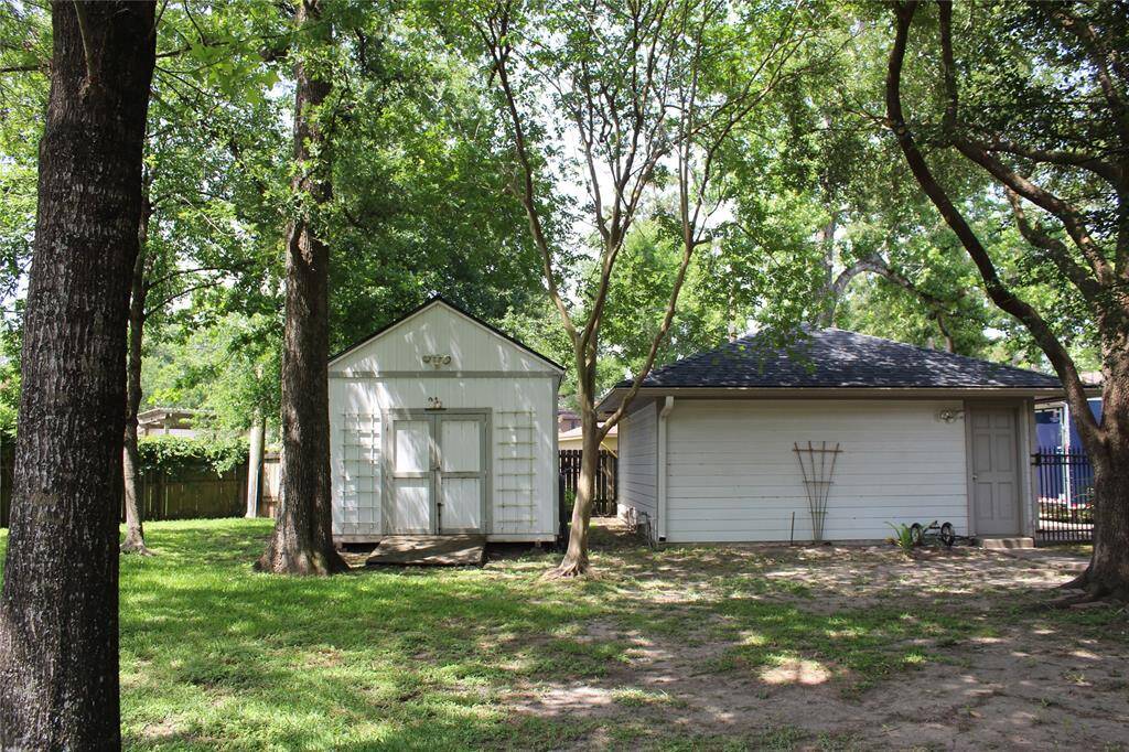 Storage shed and garage/workshop has Ac/heat