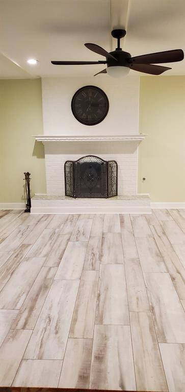 Living room with wood/gas fireplace