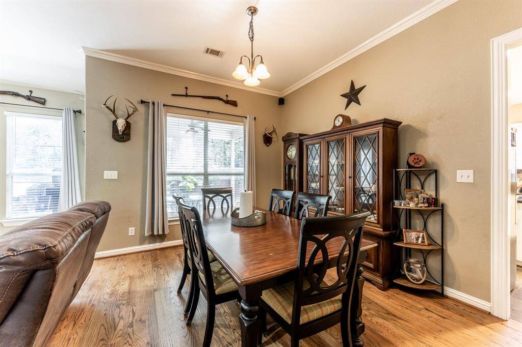 Flooded with natural light and ready to impress—this space is made for dinner parties, morning coffee chats, and everything in between.