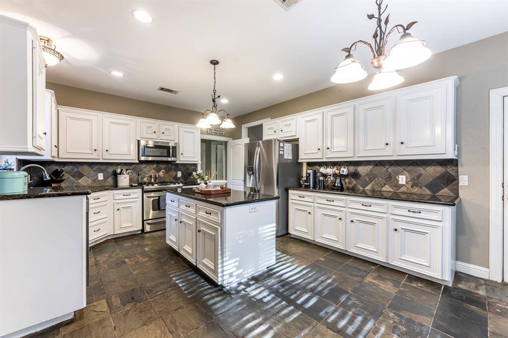 Plenty of space to chop, stir, sip, and socialize—this kitchen’s got the flow and the function. Bonus points for that island that doubles as a prep zone and the perfect perch for kitchen convos.