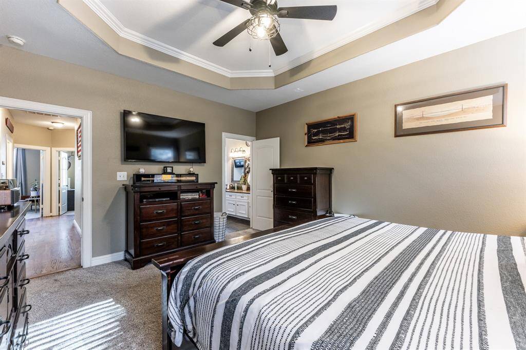 With a private en suite just steps away and space for all the extras, this room’s got comfort, calm, and just the right amount of treat yourself energy.