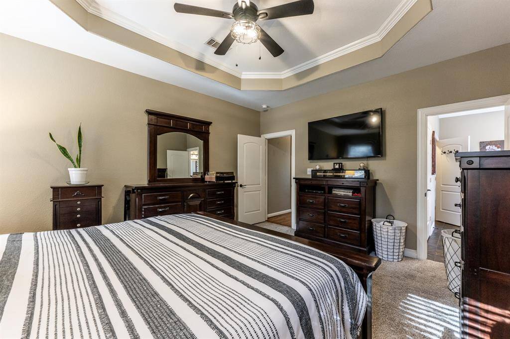 With those tray ceilings and a straight shot to the en suite, this room brings the charm and the chill—exactly where you’ll want to end (and start) your day.