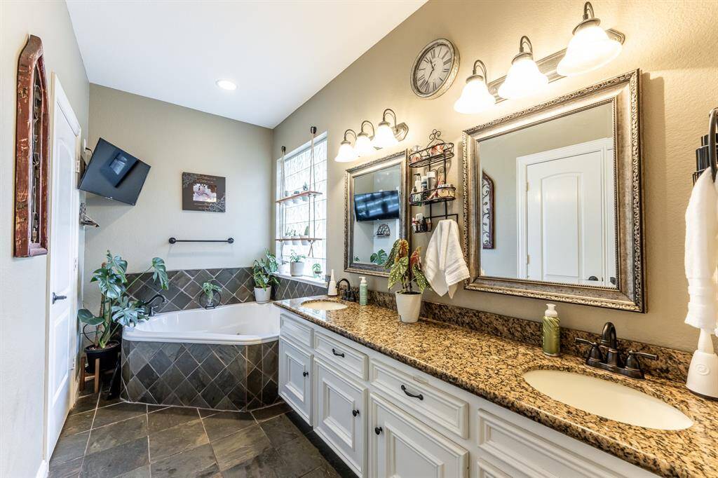 Double vanities, granite counters, and a deep soaking tub? Yes, please. This en suite brings spa day energy—with enough space to keep the peace and your products.