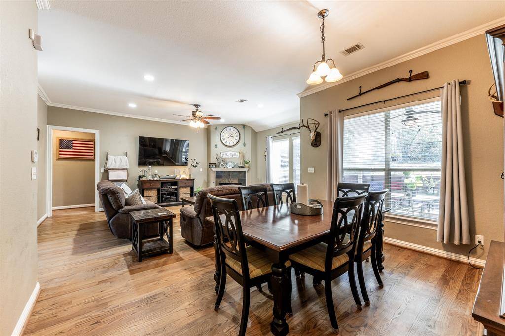 Dinner party? Game night? Tuesday tacos? This sunny dining spot is ready for whatever you’re serving—with open flow to the living room and a big window that keeps the vibe light and bright.