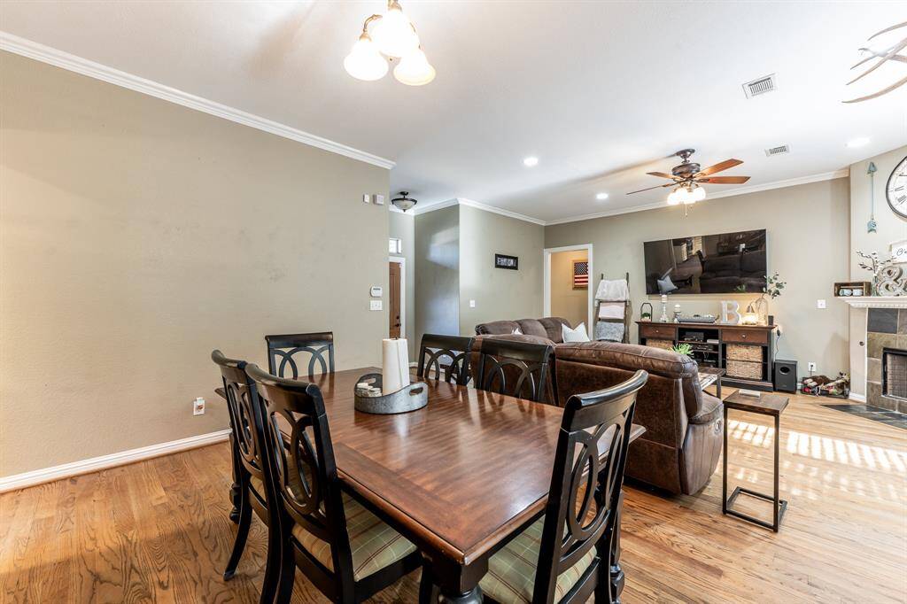 Serving up style and space—this dining area keeps you in the mix without missing a beat. It’s where takeout feels fancy and wine night turns into just one more glass.