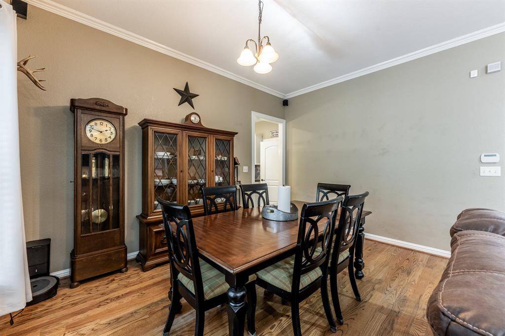 Clean lines, natural light, and room for a table that says “we actually use this space.” It’s ready for holidays, happy hours, or takeout nights that get a little too fancy.