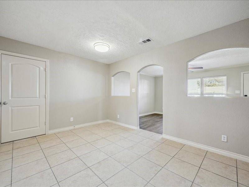 The kitchen's adjoining breakfast area is ideal for relaxed, everyday dining.