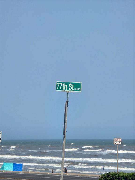 77th St & Seawall Blvd ... Open beach just across the street