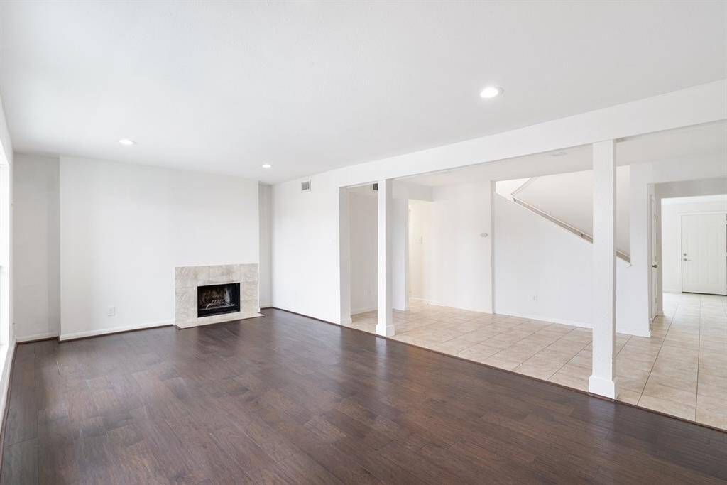 Welcome to 781 Country Place Dr #2040! This BEAUTIFUL unit has been modernized and has no carpet!