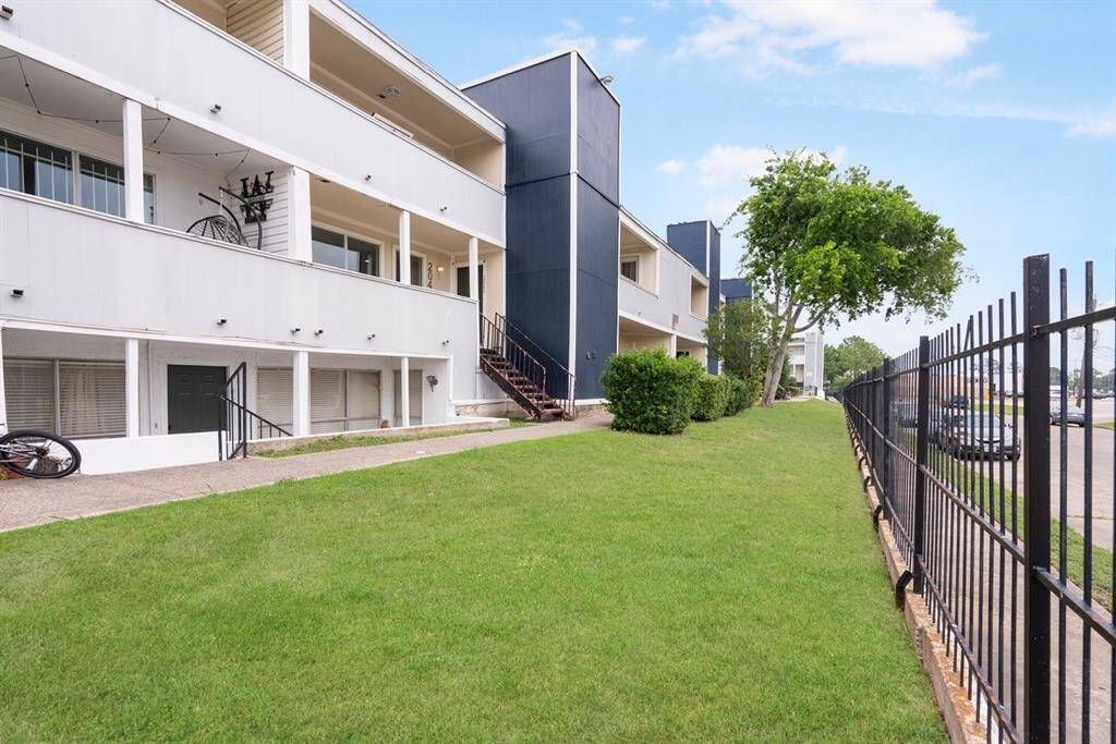 This community offers many amenities including a pool and green space!