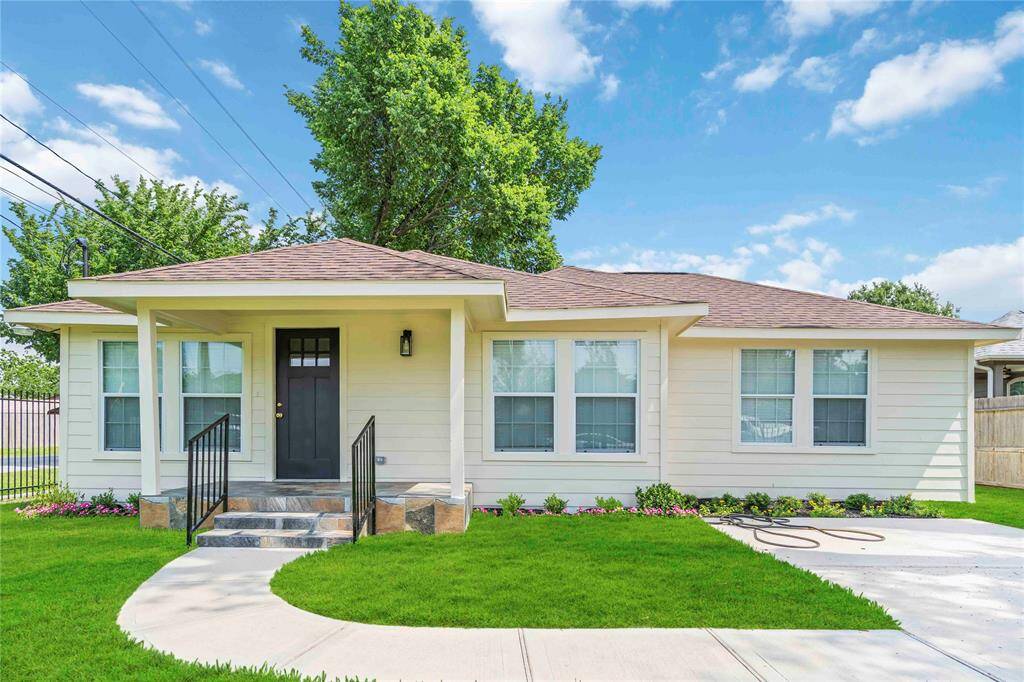 Charming single-story home with a welcoming front porch, featuring a well-maintained lawn and a spacious driveway. The exterior is adorned with large windows, offering plenty of natural light. Perfect for comfortable living.