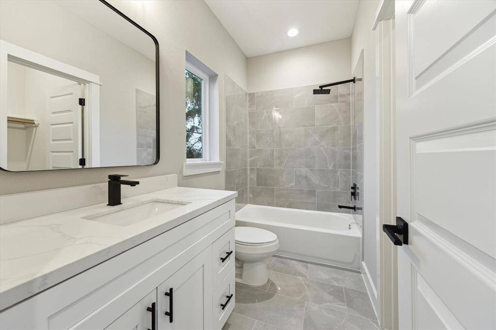 En-suite secondary bathroom