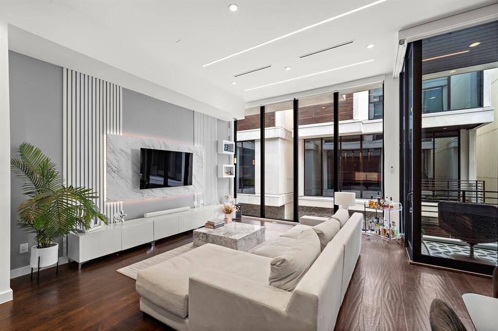 Enjoy high ceilings and floor-to-ceiling windows