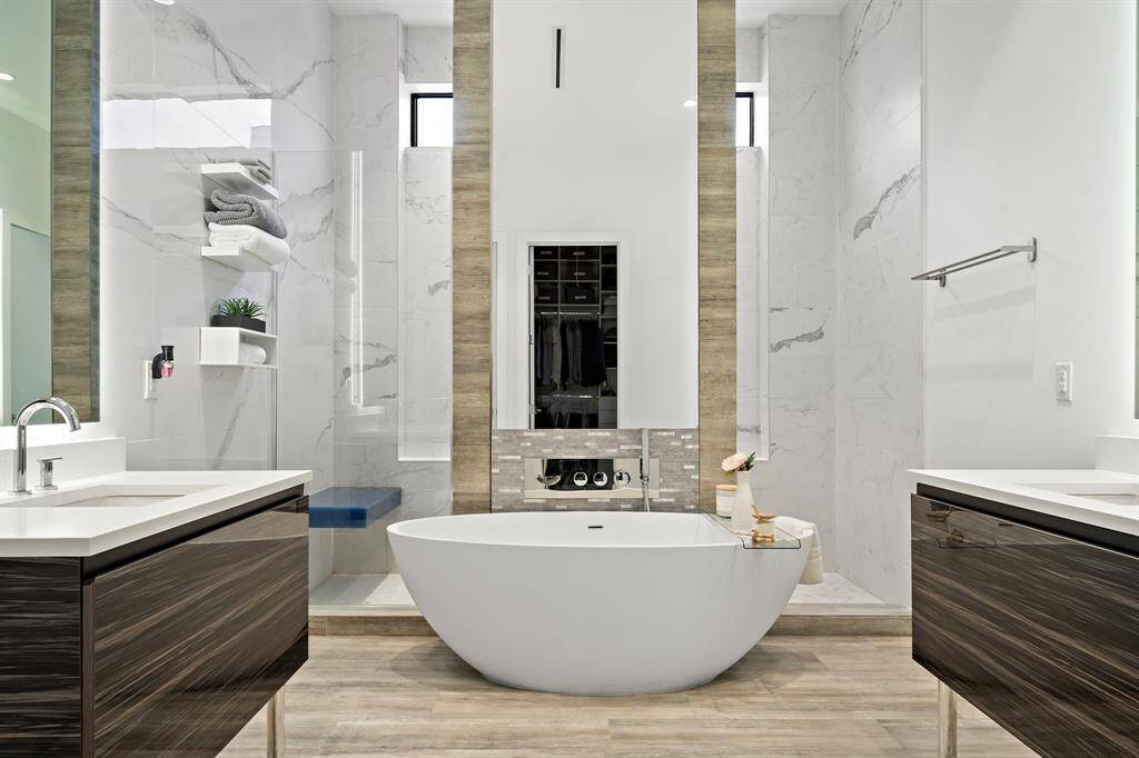 Double sinks and separate tub/shower - in the primary bath