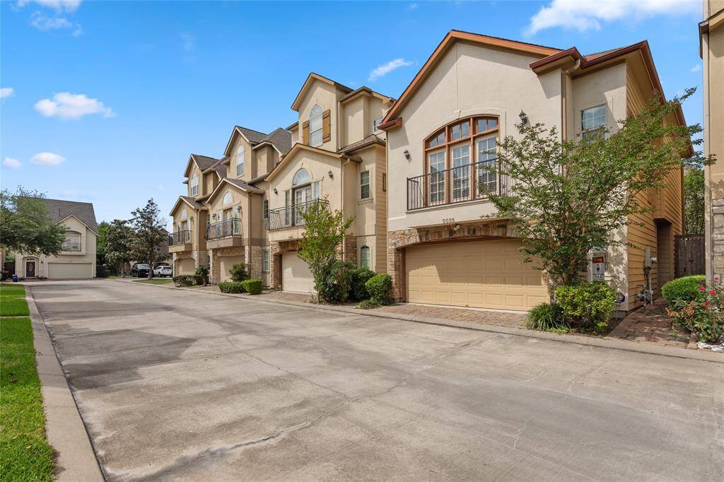 Beautifully landscaped townhome with an inviting front entry, surrounded by lush greenery. Set in a quiet, well-established neighborhood, this home offers the perfect balance of tranquility and easy access to nearby city amenities.