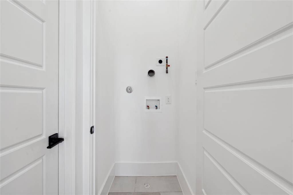 Smartly designed for efficiency—your laundry space, neatly tucked away.