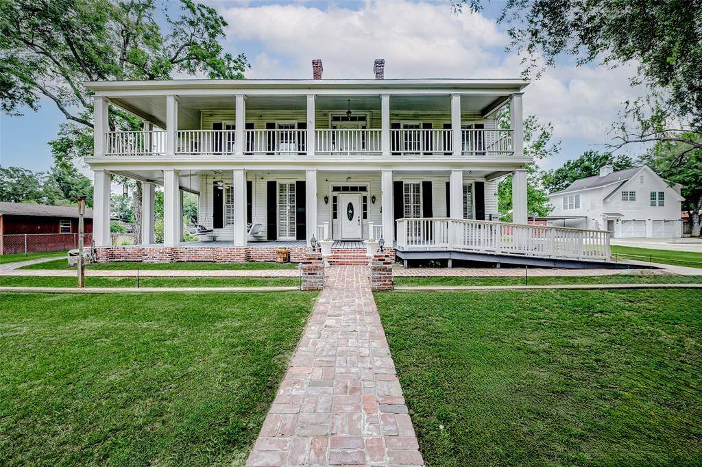 Welcome to a piece of history—one of the last remaining historical homes in Richmond, Texas. Purchased by Dr. John Rich in 1908, this home remained in the Rich family for three generations. Many original features of the house have been preserved, offering a glimpse into the past.