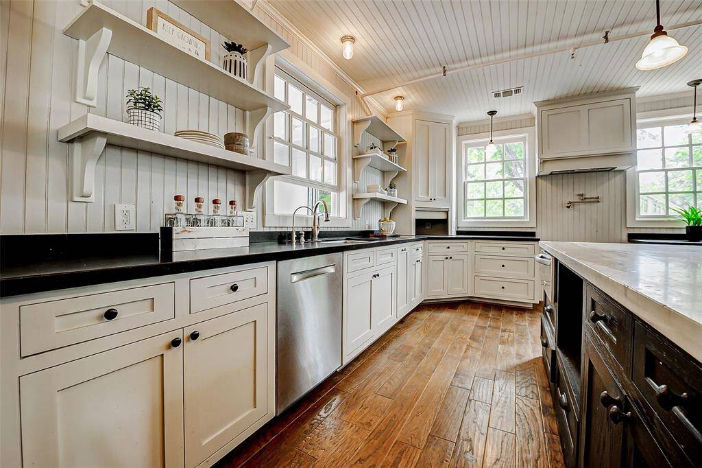 An entertainer's dream! Complete with dishwasher, warming drawer, pot filler, and more!